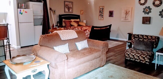 Living/sleeping area - 3222 Walnut Hill Ln