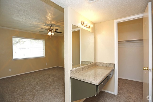 2BR,2BA - 1000SF - BEDROOM/VANITY AND CLOSET - Villa Creek