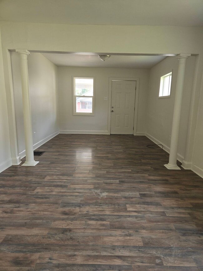 Building Photo - 419 N Beville Ave