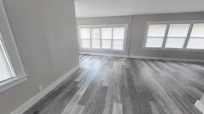 Building Photo - 529 E Victoria St