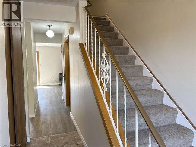 Photo du bâtiment - 10 Montclair Crescent