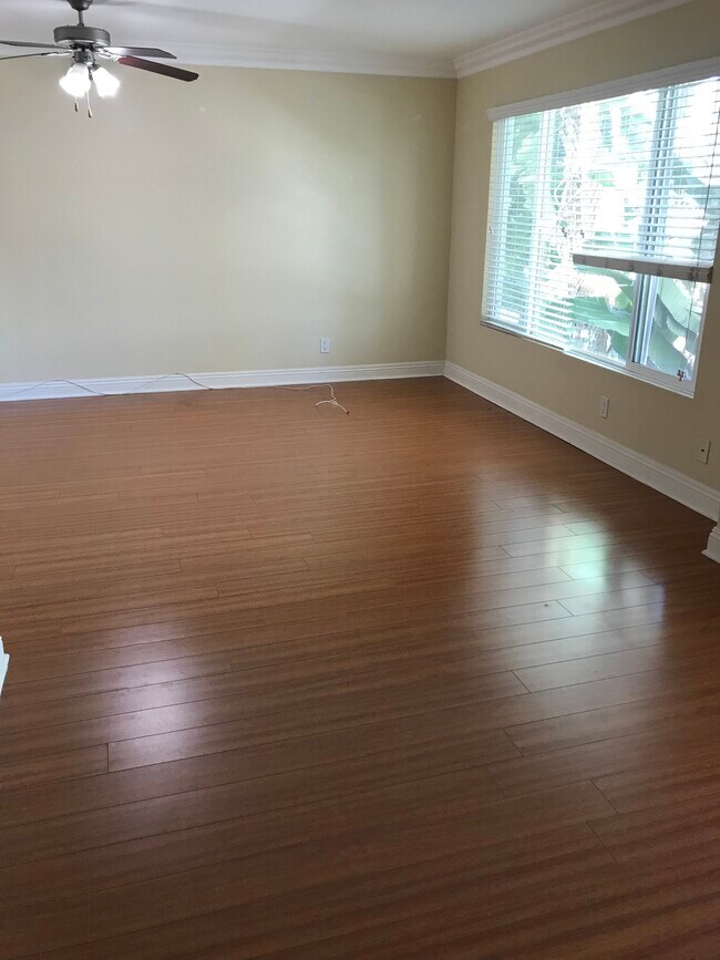 Foto del edificio - 355 N Maple St