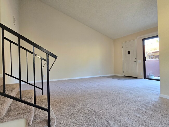 Foto del edificio - Spacious Top Floor Condo with Washer/Dryer...