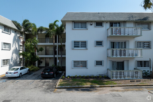 15205 NE 6th Ave - Palm Court Apartments