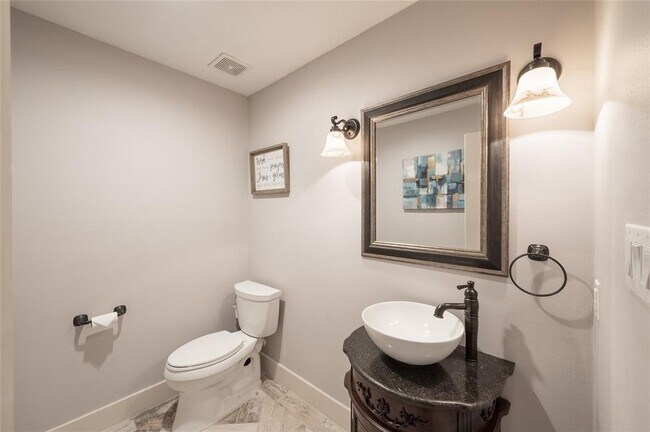 Building Photo - 1407 Lakecliff Dr