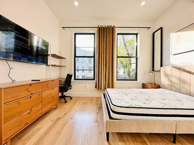 Foto del edificio - Furnished room/NOT APARTMENT