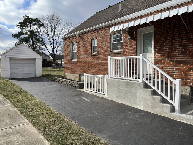 Side entrance and backyard - 4331 Orchard Ln