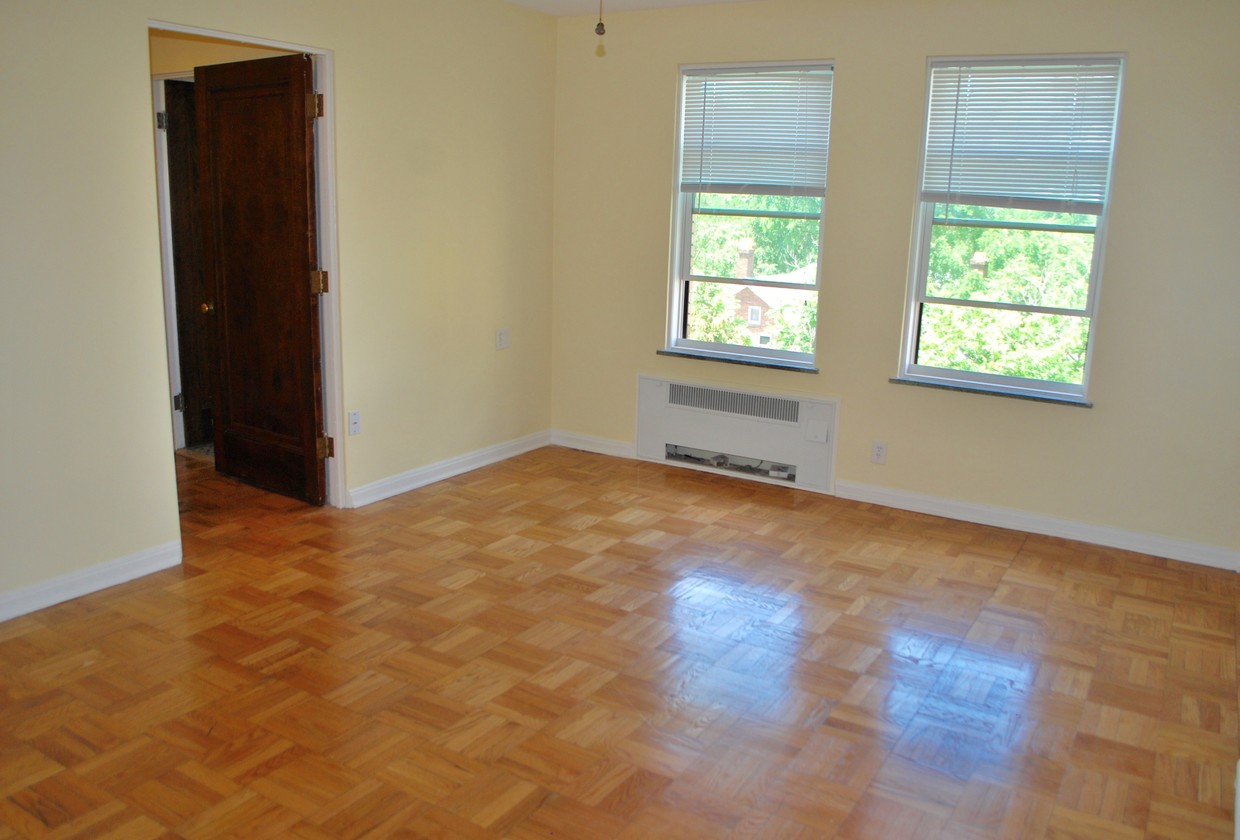 Living Room - 518 Thompson St