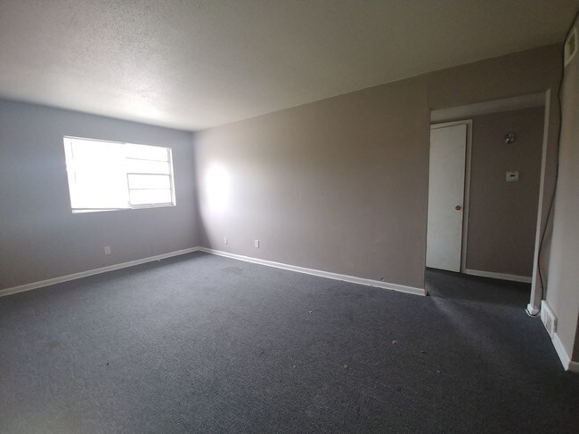 Building Photo - 2600-2610 Van Brunt Blvd