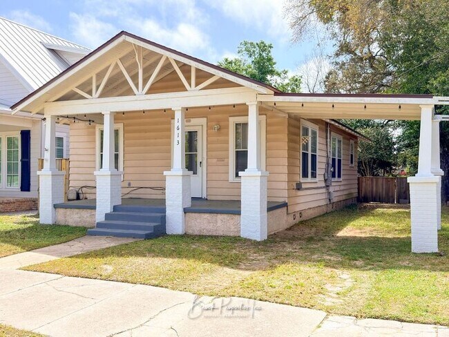 Building Photo - 1613 E Blount St