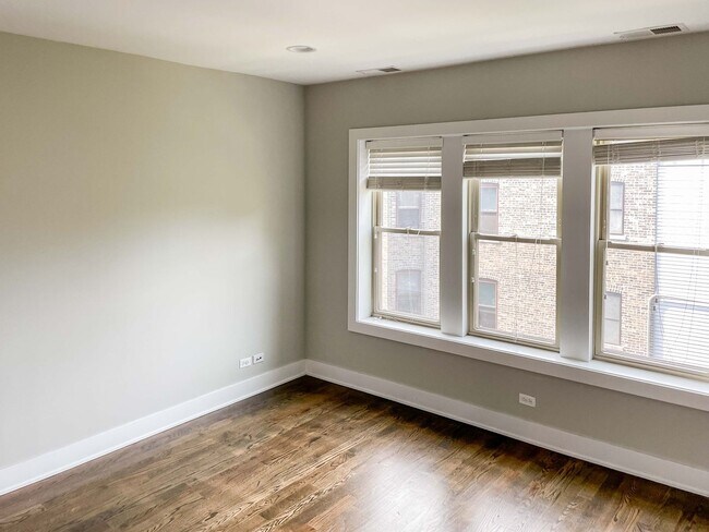Building Photo - 3915 N Janssen Ave