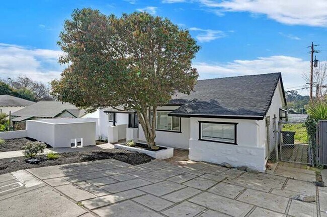 Foto del edificio - Brand new updated single family house. Gus...