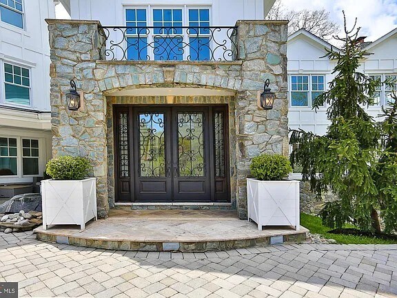 Foto del edificio - 6329 Linway Terrace
