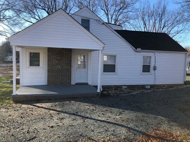 Foto del edificio - Four bedroom, 2 bath house in Burlington