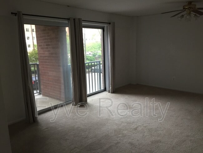 Building Photo - 1300 Army Navy Dr