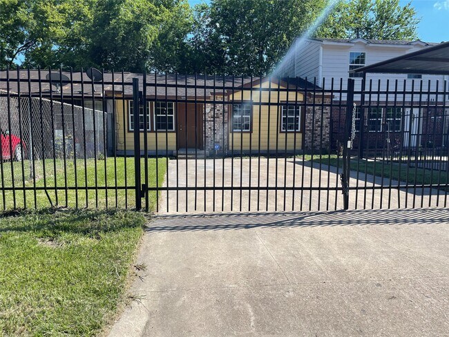 Foto del edificio - 7886 Locksley Rd