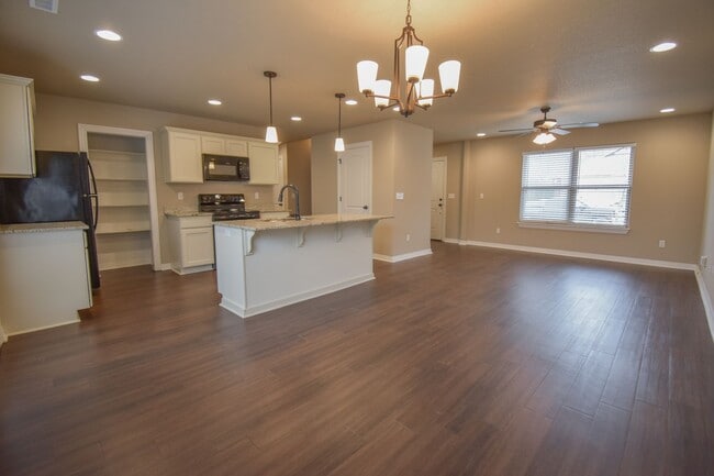 Building Photo - 3 Bedroom 2.5 Bathroom Home in the Heart o...