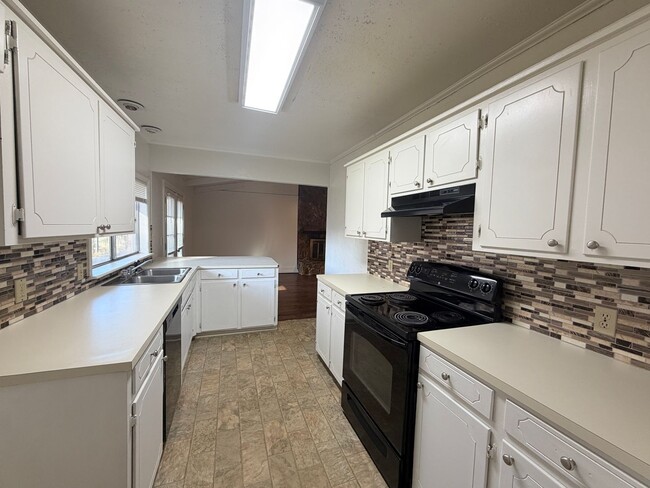 Foto del edificio - Large home ready for tenant....