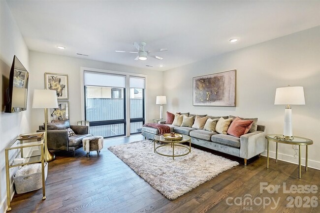 Building Photo - 1208 Minter Pl