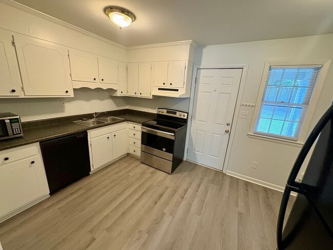 Building Photo - Pet Friendly 2 Bedroom, 1 Bath Duplex Located in the Center of Wilmington