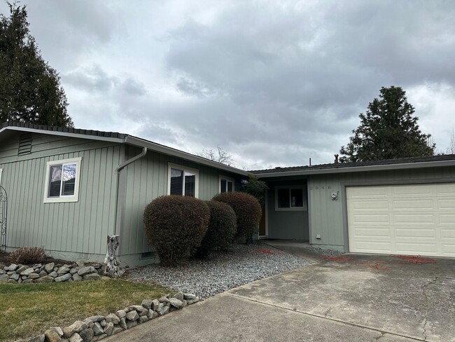 Building Photo - East Medford Three Bedroom for Rent!