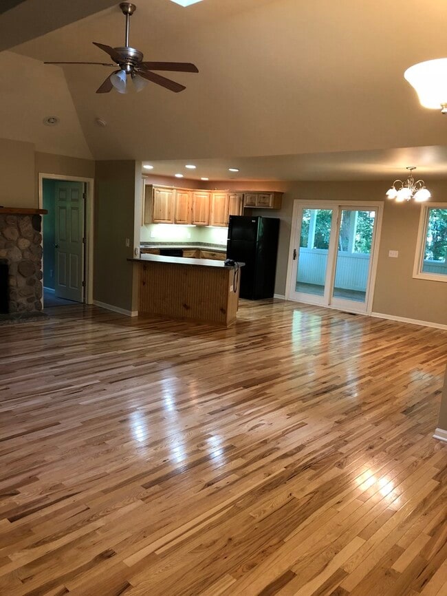 Building Photo - Stunning 4 bdrm/2 bath in Genoa City