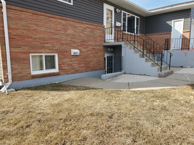 Building Photo - 1602 North 17th Street; Bismarck, ND 58501