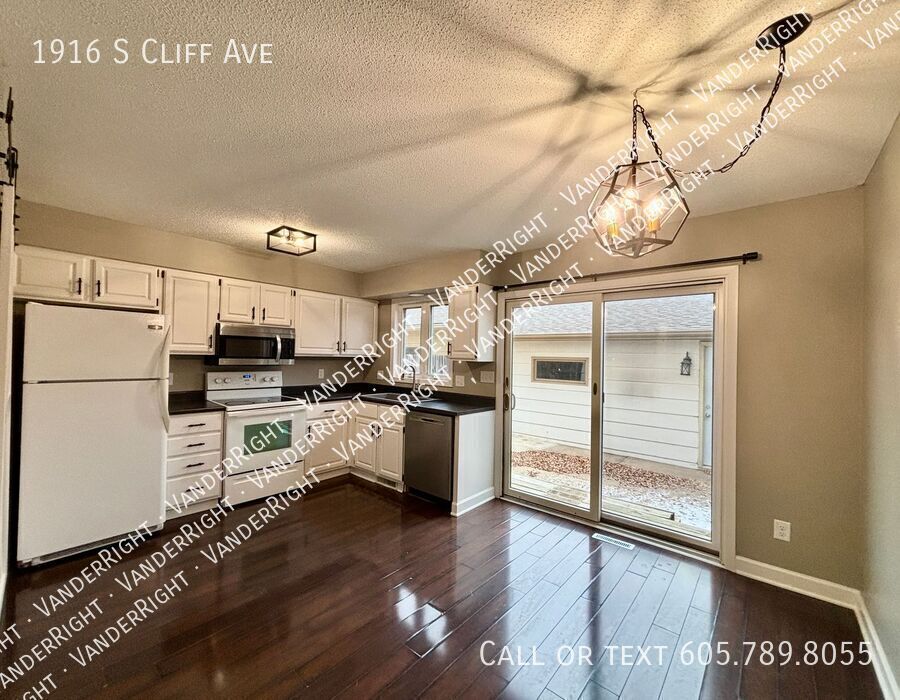 Foto principal - Updated 2 Bedroom 1.5 Bathroom Home with 2...