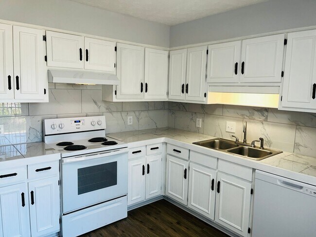 Building Photo - 104 Peachtree Ct