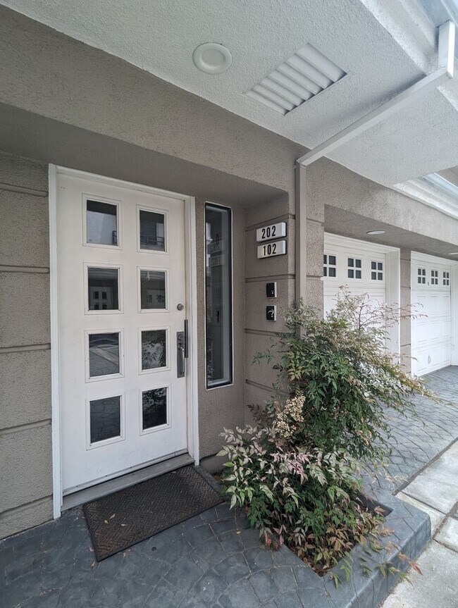 Building Photo - 470 Navaro Way