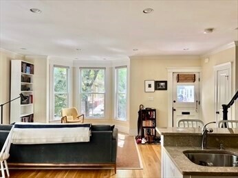 Building Photo - 45 Magazine St