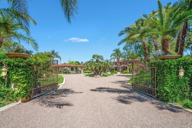 Building Photo - 7187 Via De Maya