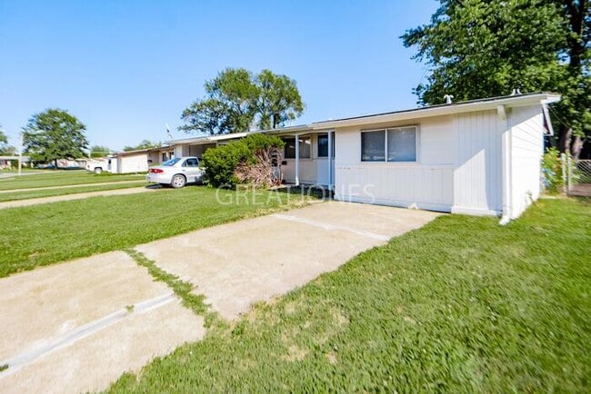 Building Photo - 690 Loyola Dr