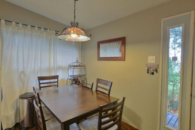 Building Photo - Charming 3 Bed 2 Bath Home in Eastgate