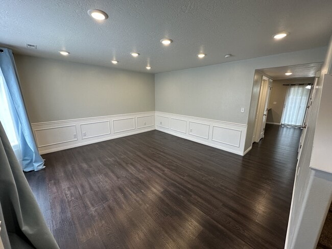 Building Photo - 775 Black Horse Dr