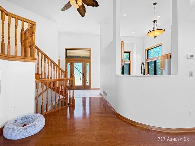 Foto del edificio - 717 Ashley Dr