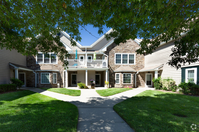 Building Photo - Fairfield Broadway Knolls At Holbrook