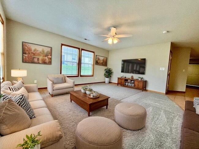 Building Photo - Beautifully Updated Ranch-Style Duplex in ...