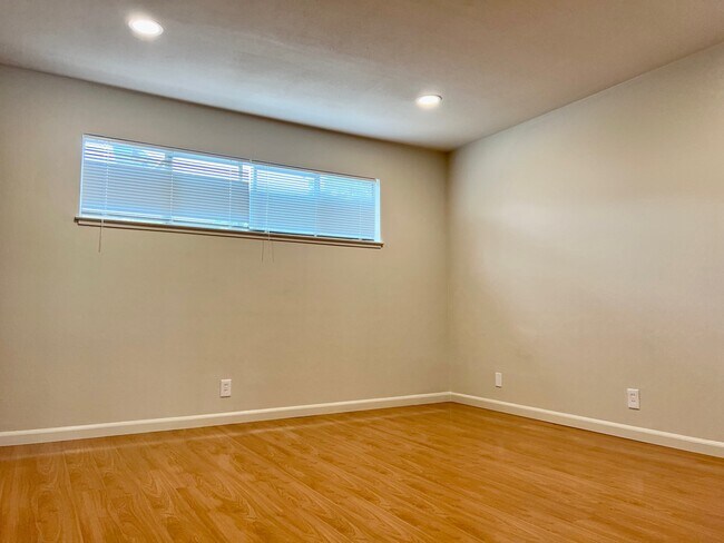 Building Photo - 1599 Maurice Ln