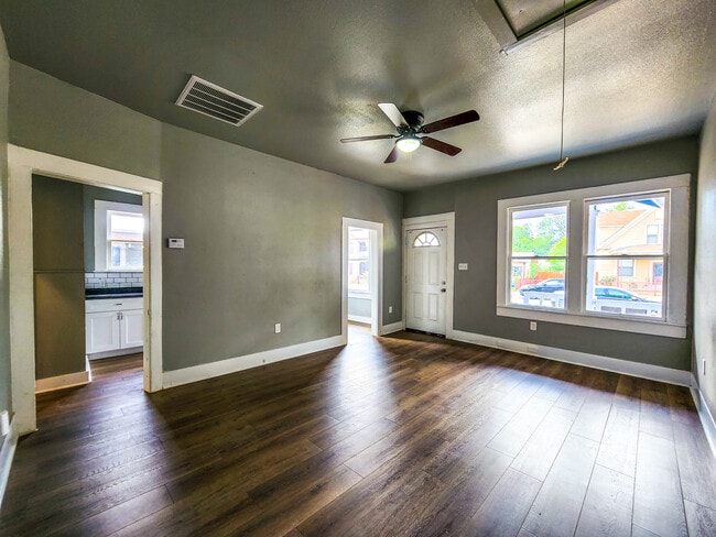 Photo - 126 Uvalde St House