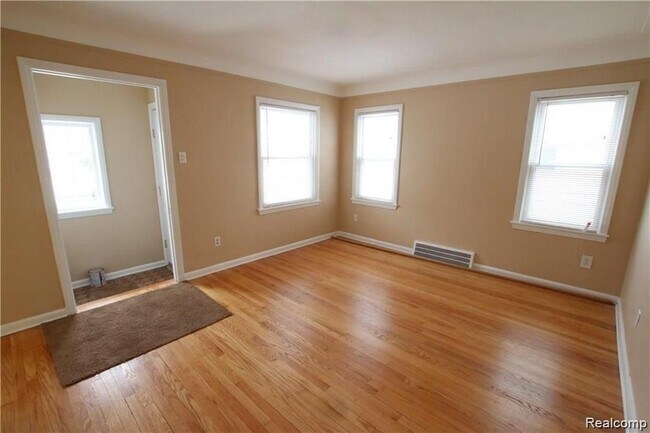 Building Photo - 25369 Ivanhoe Ave