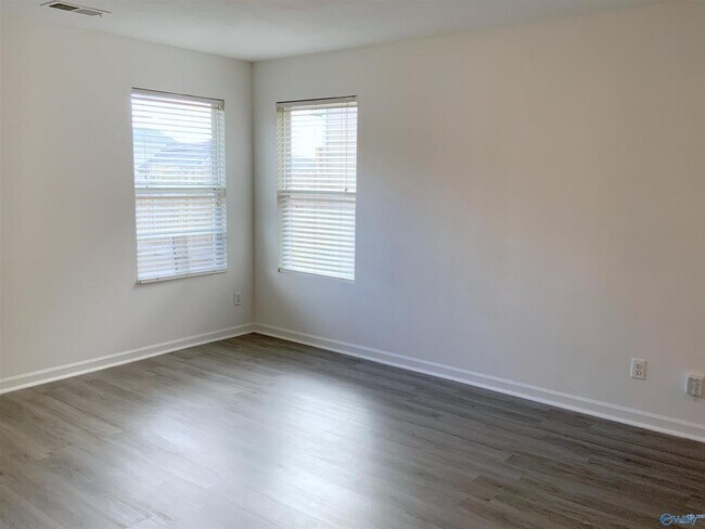 Foto del edificio - 15251 Tyler Mill Dr
