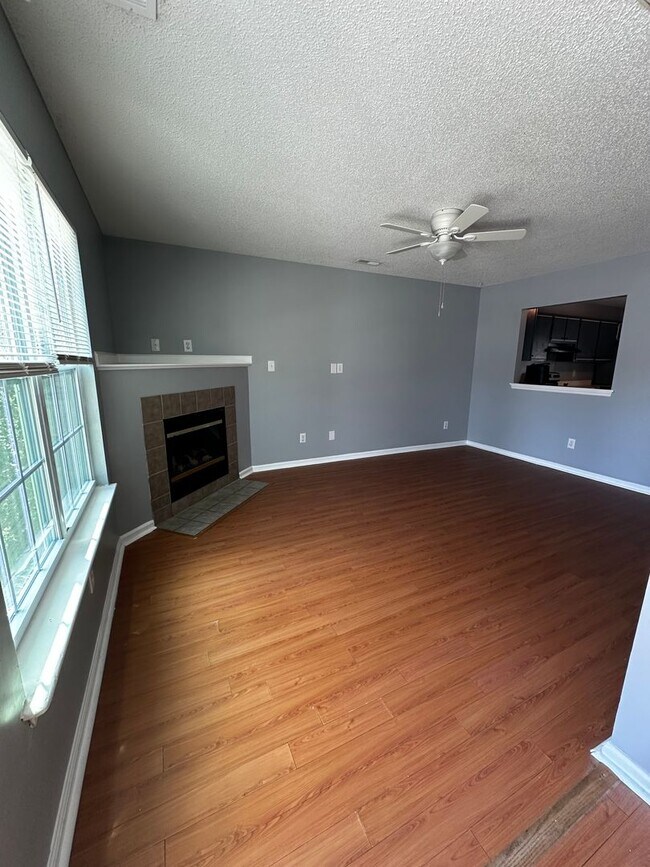 Foto del edificio - Cozy up in this Townhome!