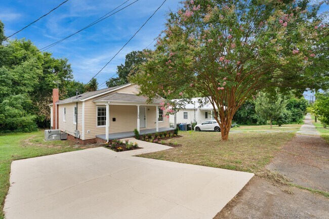 Building Photo - Freshly Updated 3 Bed, 2 Bath Home in Prim...