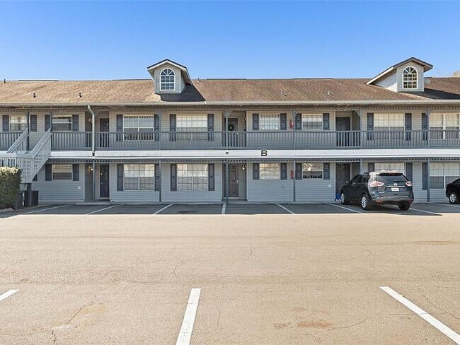 Building Photo - FREE 1ST MONTH RENT 1 Bed 1 Bath | Central Air | Community Pool | Section 8 Welcome