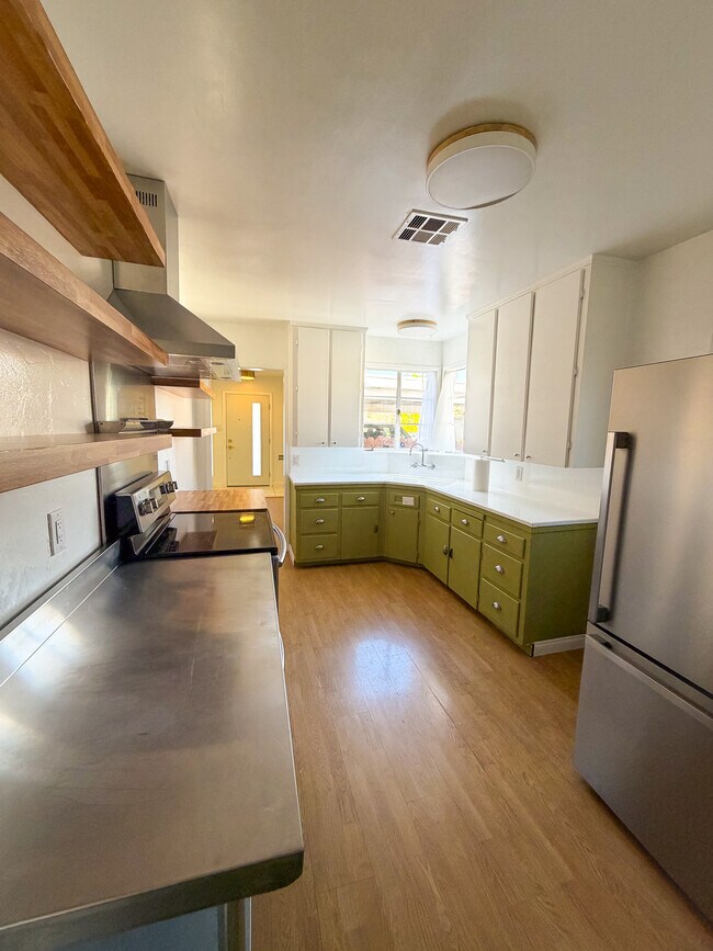 Building Photo - 925 Park Paseo