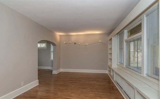 Building Photo - 625 N 16th Ave E