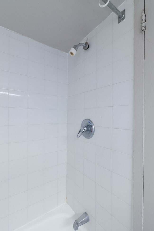 Building Photo - 1975 Maisonneuve Blvd W