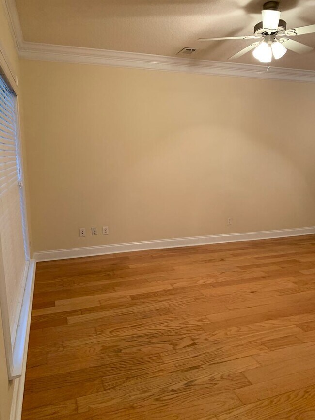 Building Photo - 3 Bedroom 2 1/2 Bath Townhome