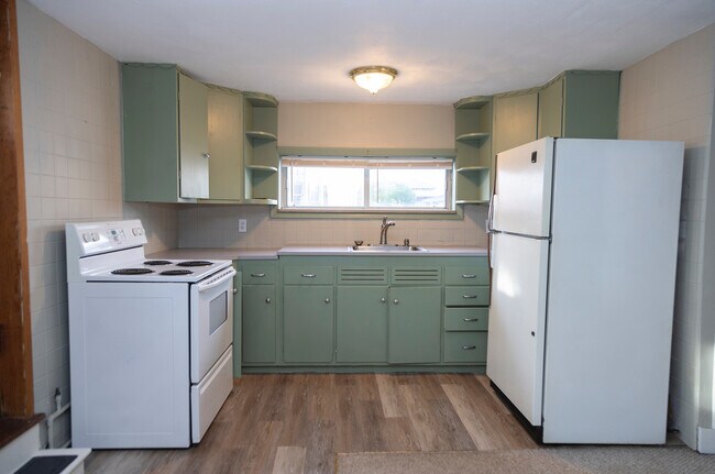 Cocina - 63C Brewster Ave